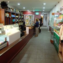 …茶葉やスナック菓子、お土産品を売るカウンターも有り。