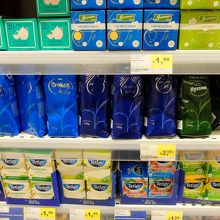 島のスーパーなどでもゴレアナのお茶（画像上段と中段）は購入可