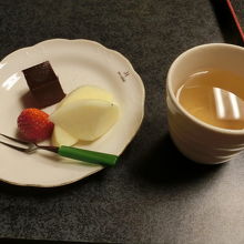 夕食のデザート（左）とブレンド茶（右）