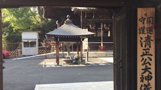 白金の立派な寺院