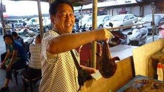 静かな漁港で、夕食用に新鮮な魚マンボウ、アンコウ、 大蛤を購入しました