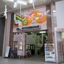 自転車走行は禁止ですが、大きな駐輪場もあります