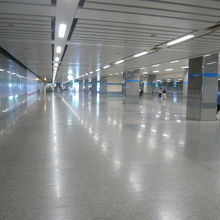 タイランドカルチュアルセンター駅の構内は、とても広いです。