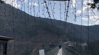 日本有数の長い吊り橋を楽しむ