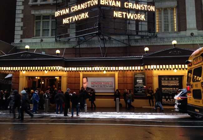 ティファニーの照明や多くのステンドグラスを使用した歴史ある劇場