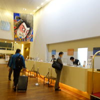 広くて開放的なロビー