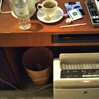 空気清浄器、ポット、コーヒー、お茶、水1本