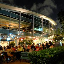 暑さが和らいで夜景がきれいな夕暮れからが混み合います。