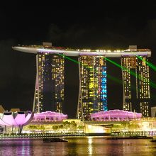 夜はサンズのレーザーショーや噴水ショーも見える場所