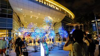 マリーナ・ベイ西岸にある飲食店が多数入った建物がワン・フラトン