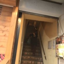 急な階段を上ります