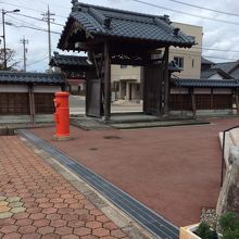 立派な門ですね。