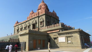 ボートに乗って行きます