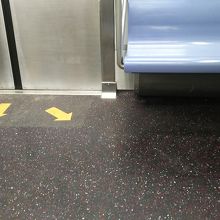 地下鉄では、矢印でこのあたりで立ち止まらないで？でしょうか