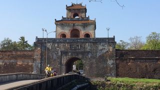 古い歴史を感じる門です