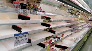 台風が通過すると、生鮮食料品がなくなるので注意