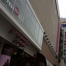 通りから見たビル