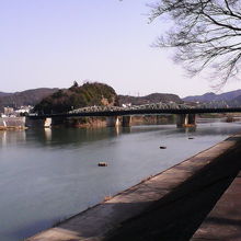 犬山城近くでは川幅が広く優雅に流れます