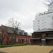 旧成瀬仁蔵住宅(成瀬記念館分館)と成瀬記念館(左手)
