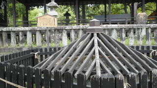 柵で覆われた井戸