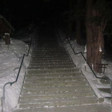 冬の夜の石段の様子