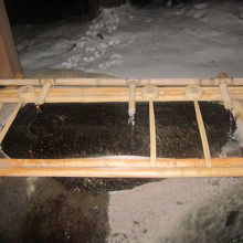 北海道の冬の夜の手水舎、機能しているのは非常に貴重です