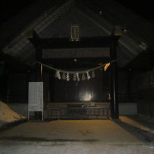 夜間の本殿の様子