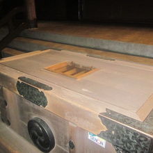 お賽銭箱も北国仕様ですね( ´∀｀ )。