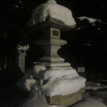 雪の少ない千歳でも、冬の石灯篭はこんな感じでした