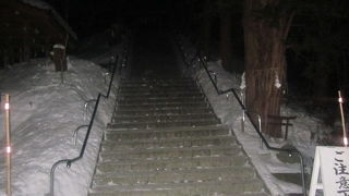 冬の夜間でも、足元さえ気を付ければ十分に参拝できます