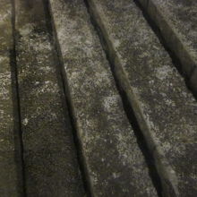 各石段にこれでもかと言わんばかりに砂利が撒かれていました