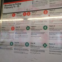 運休のメトロは、ホームの掲示されています。