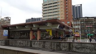 地下街と龍山寺のある駅