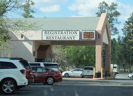 キャニオン プラザ プレミア スタジオ アンド アパートメンツ