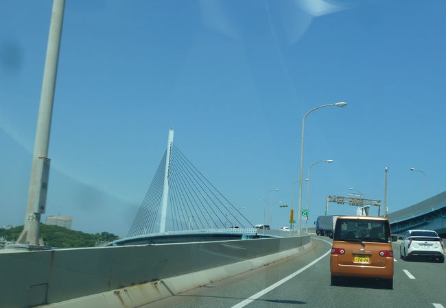 博多の街と海沿いの風景を楽しめる橋