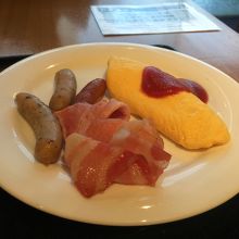 オムレツ、ソーセージ、ベーコン
