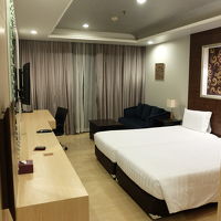 広い部屋、木のフローリング。