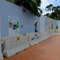 正面玄関があるビーチ・ロード側はまだこの状態でしたが…、