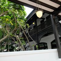 ホテルの一部は壁越しに様子は見えても…、