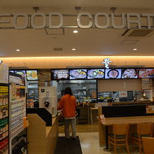 大きなフードコートもあります。