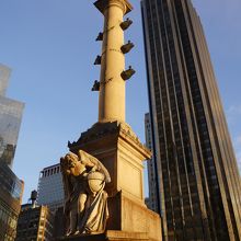 大きな台座と塔の上にコロンブス像があります