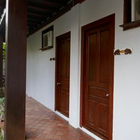 中庭を囲んでいる