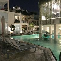 夜のプールもいい雰囲気