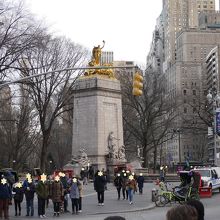 メイン号鎮魂碑の周りは大勢の観光客が集まります