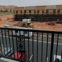 …駐車場と工事中の別ホテルだけの眺望。