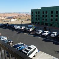 朝には、別の工事中のホテルとレイク・パウエルがチラッの眺望が