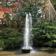 実験装置だが、趣のある噴水だ