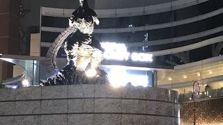 ゴジラ像に気付かず素通りしてしまいます