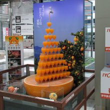 出入り口横にはミカンジュースのシャンパンタワー