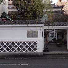 白壁の外塀に囲われた